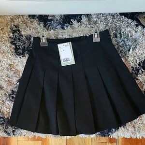 H&M Black Pleated Skirt, size 2 women's